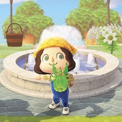Deena holding bug in front of fountain