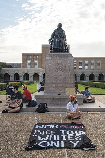 Protest in front of Willy's statue