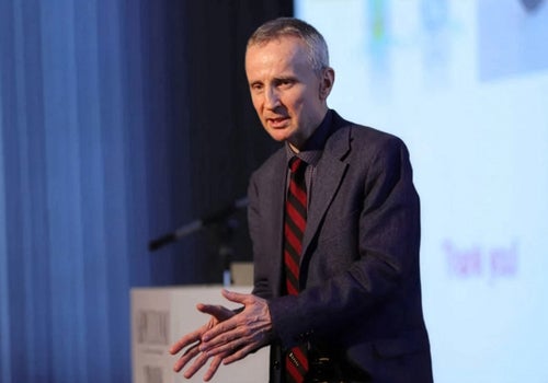 Photo of Tayfun E. Tezduyar speaking as a lecturer