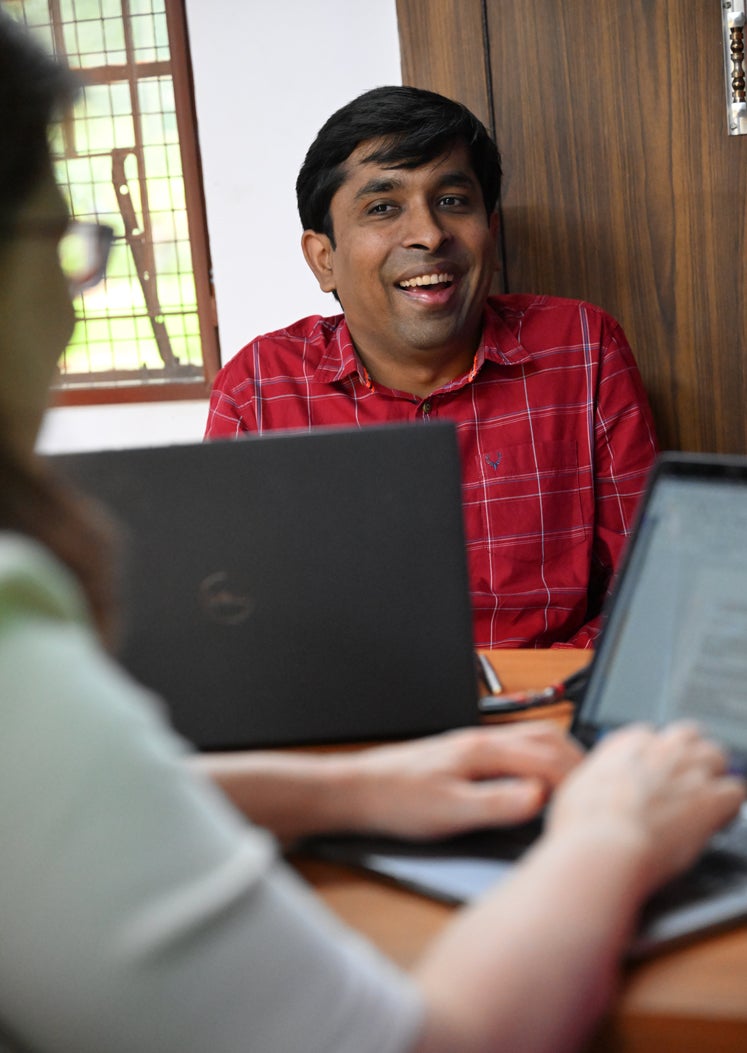 Photo of Sreenivasan Ramaswami talking with Rice faculty